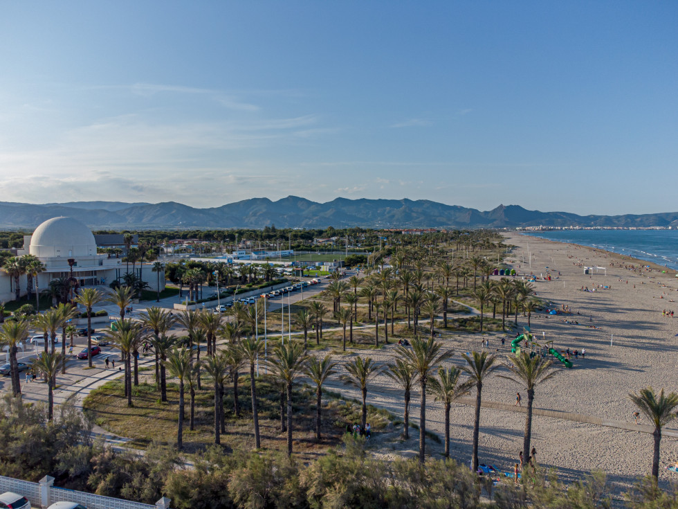 Playa del Pinar. Castelló. Planetario y Montañas al fondo. Aérea.