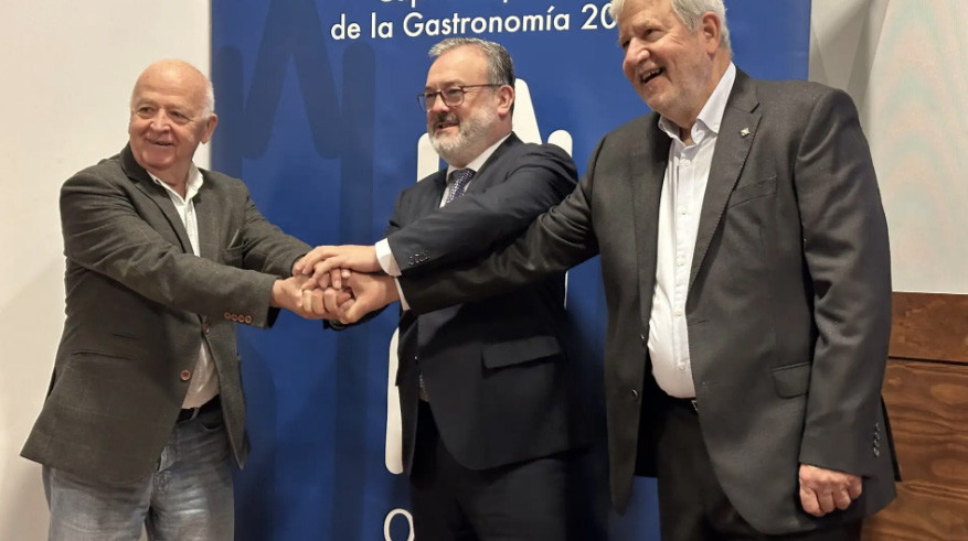 PEDRO PALACIOS Y NARIANO PALACIN CON EL ALCALDE DE OVIEDO. FOTO Onda Cero