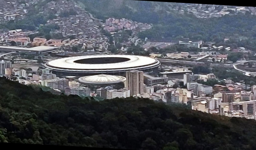 Estadio de Maracaná, al fondo